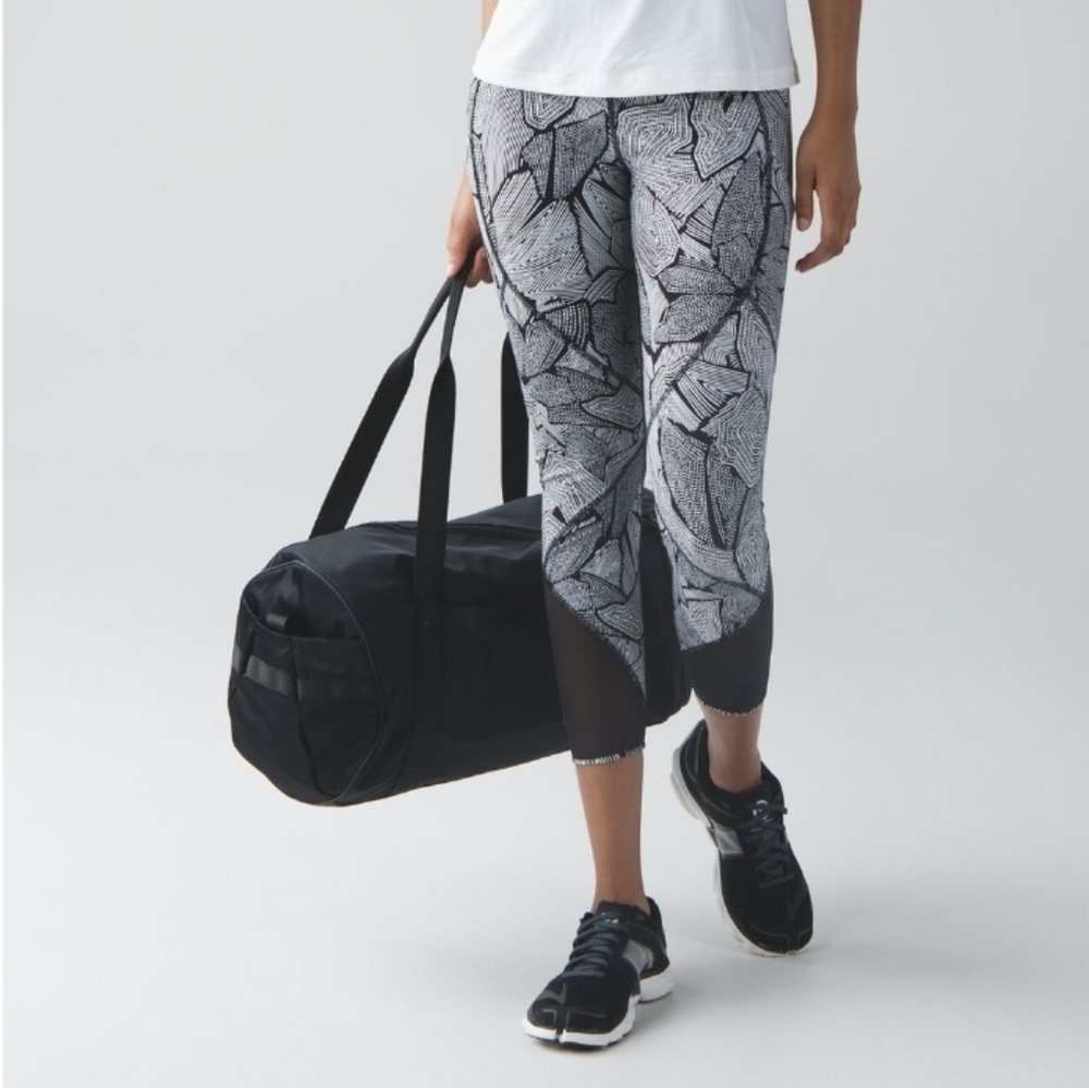 Lululemon Goal Crusher Capri Tight Black White Mesh Trim Workout Athleisure Sz 4 - Picture 3 of 8